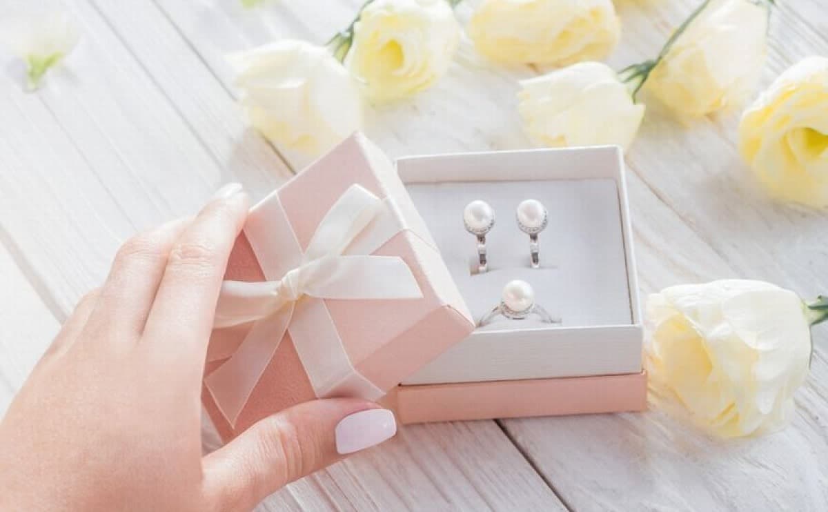 GIFT — minimal — editorial mood image