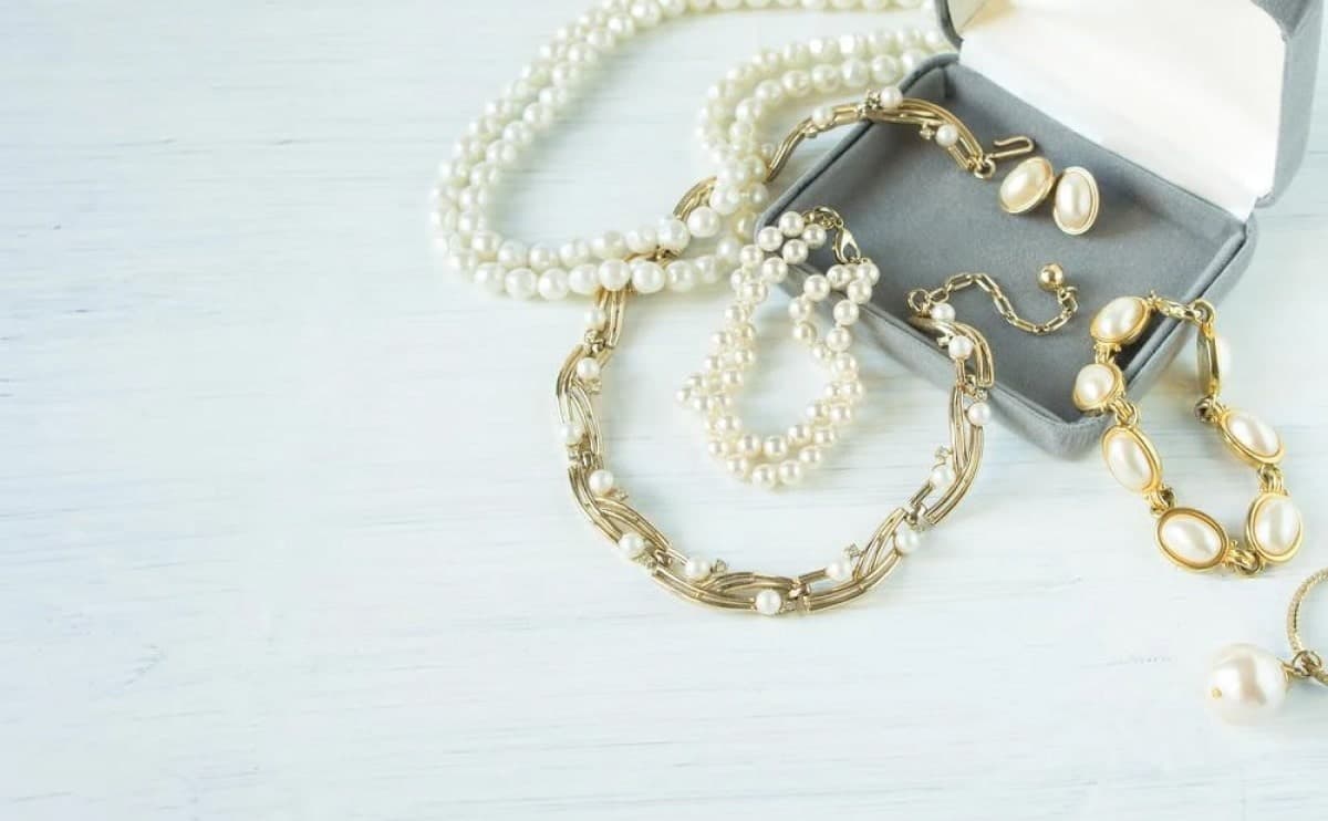 GIFT — bridesmaid — editorial mood image